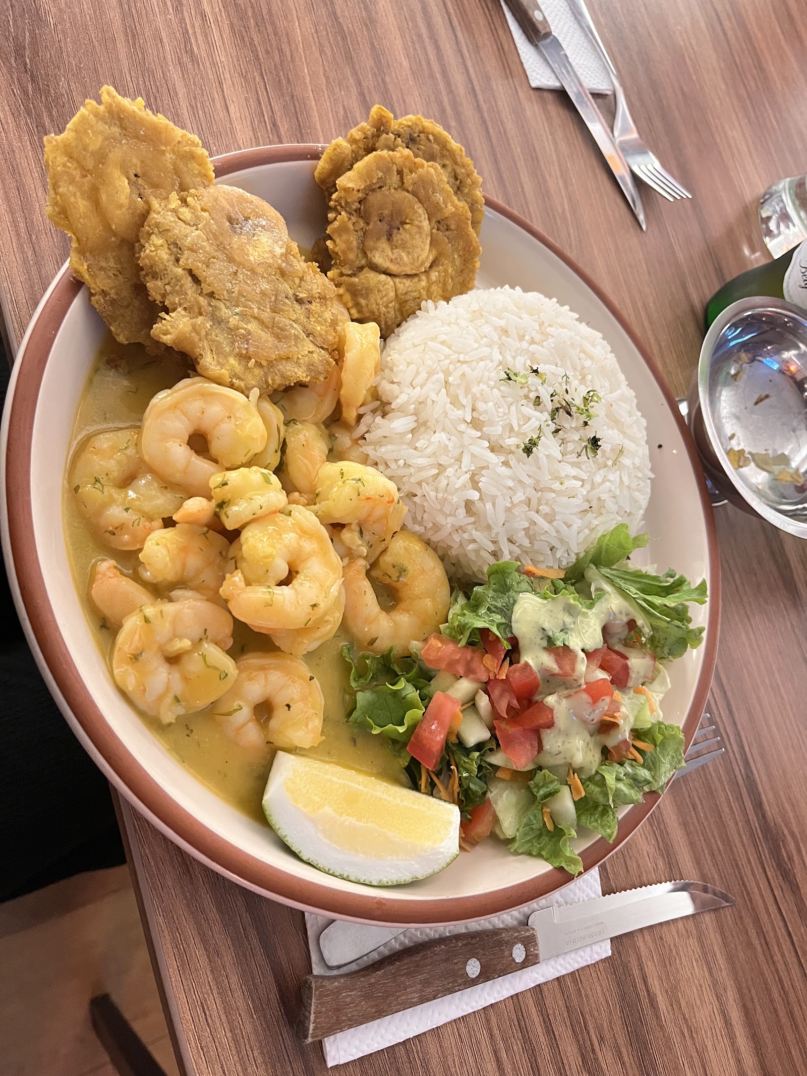 Camarones al Ajillo con Patacones